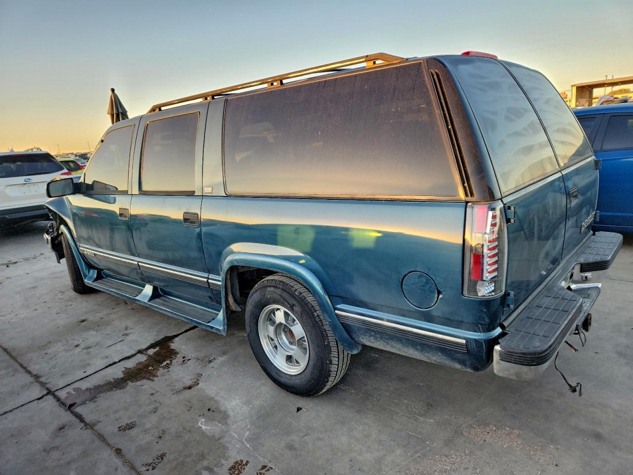 Chevrolet Suburban C1500 Image 12