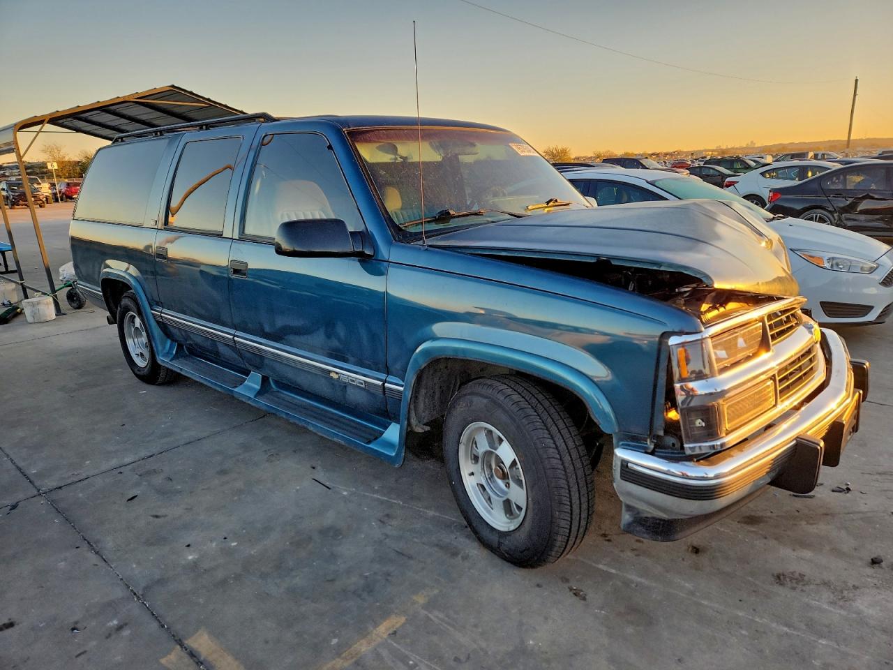 Chevrolet Suburban C1500 Image 6