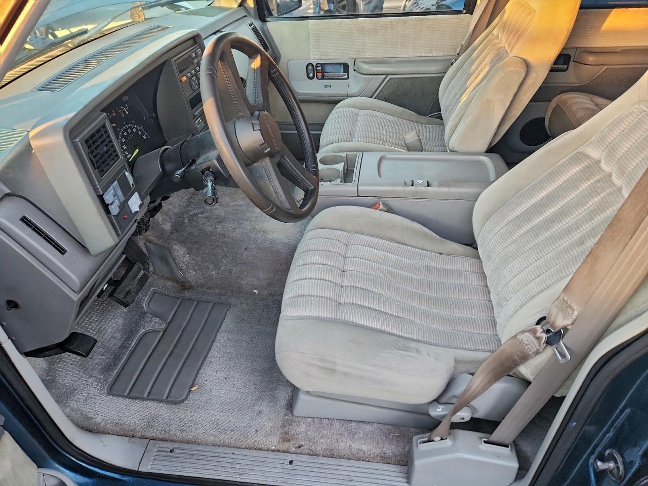 Chevrolet Suburban C1500 Image 5