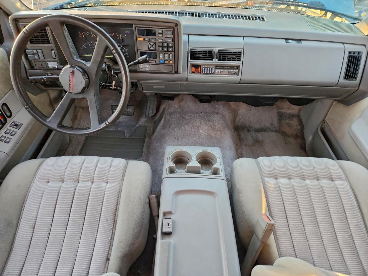 Chevrolet Suburban C1500 Image 7