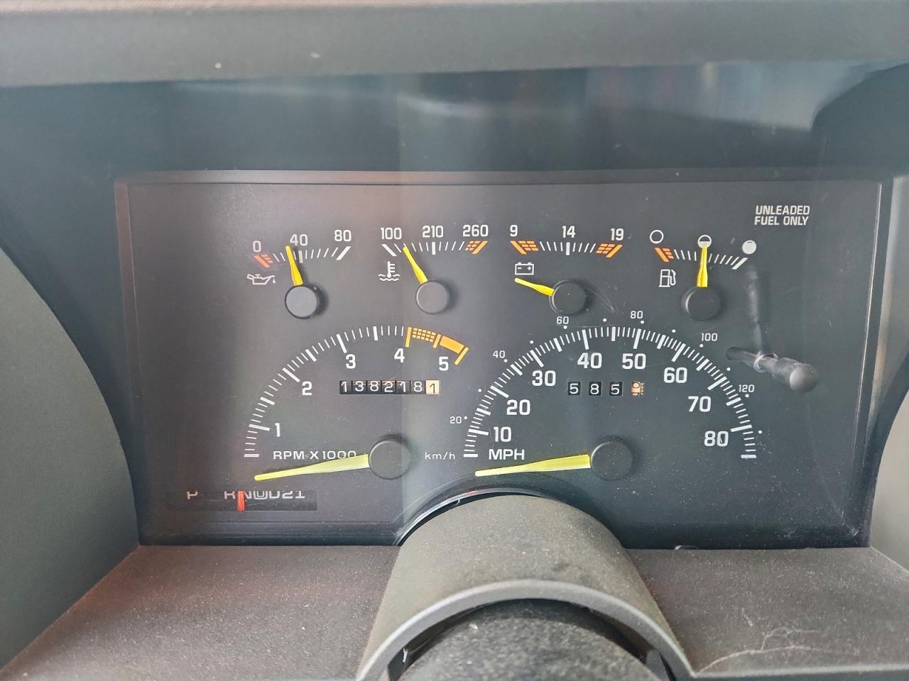 Chevrolet Suburban C1500 Image 2