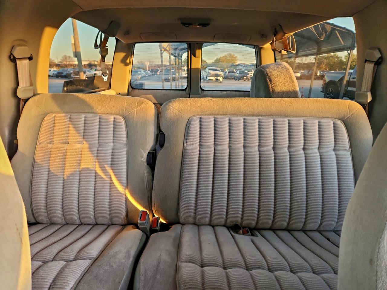 Chevrolet Suburban C1500 Image 9