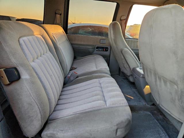 Chevrolet Suburban C1500 Image 13