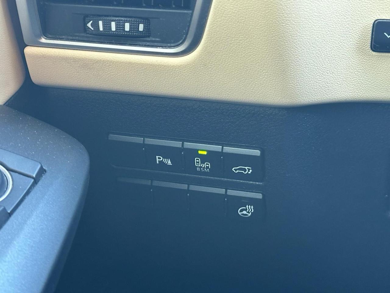 Lexus NX 300h Image 12