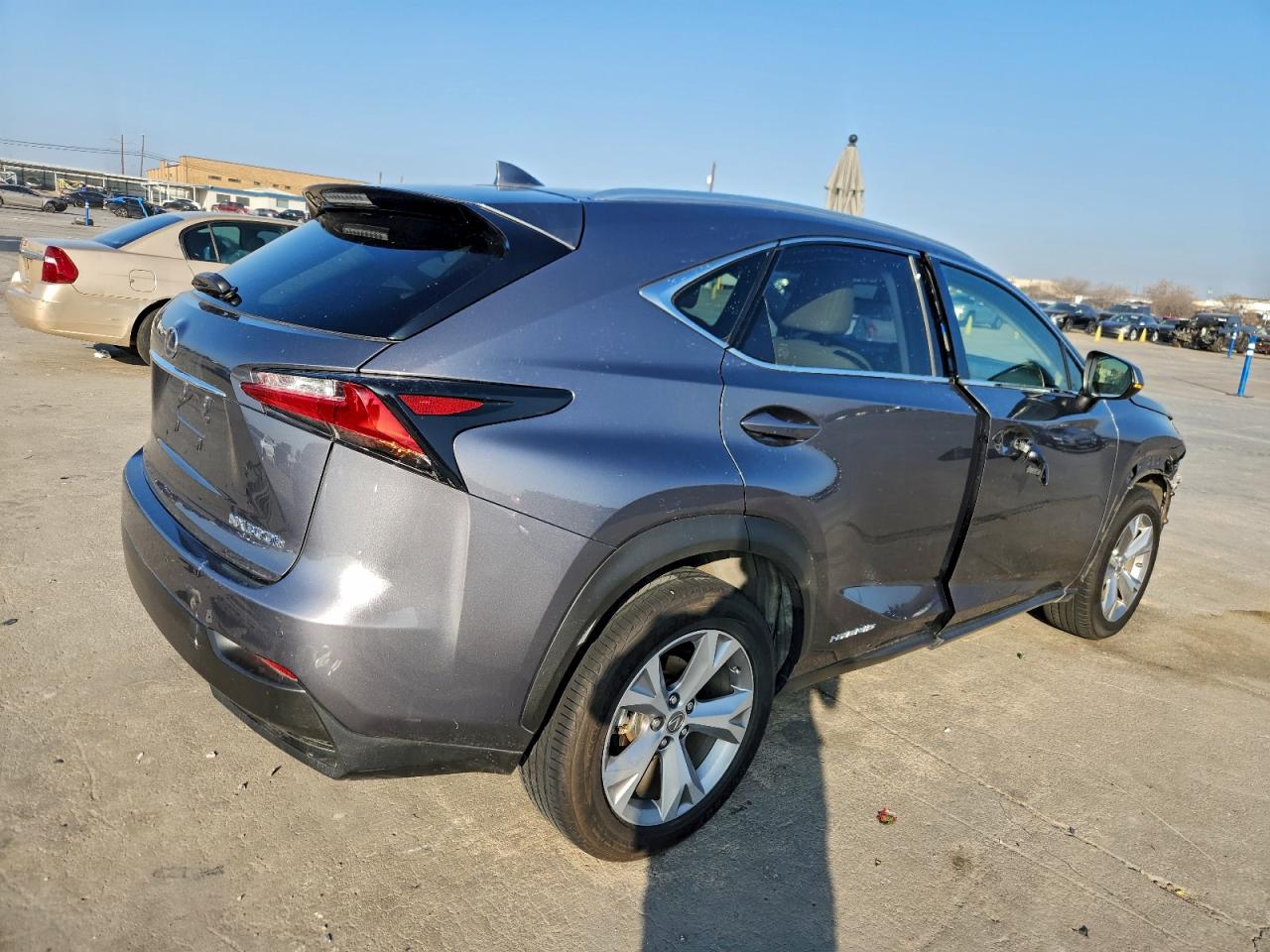 Lexus NX 300h Image 3