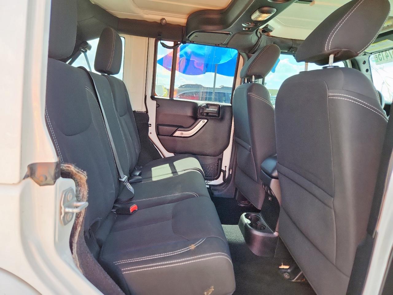 Jeep Wrangler Sahara Image 8