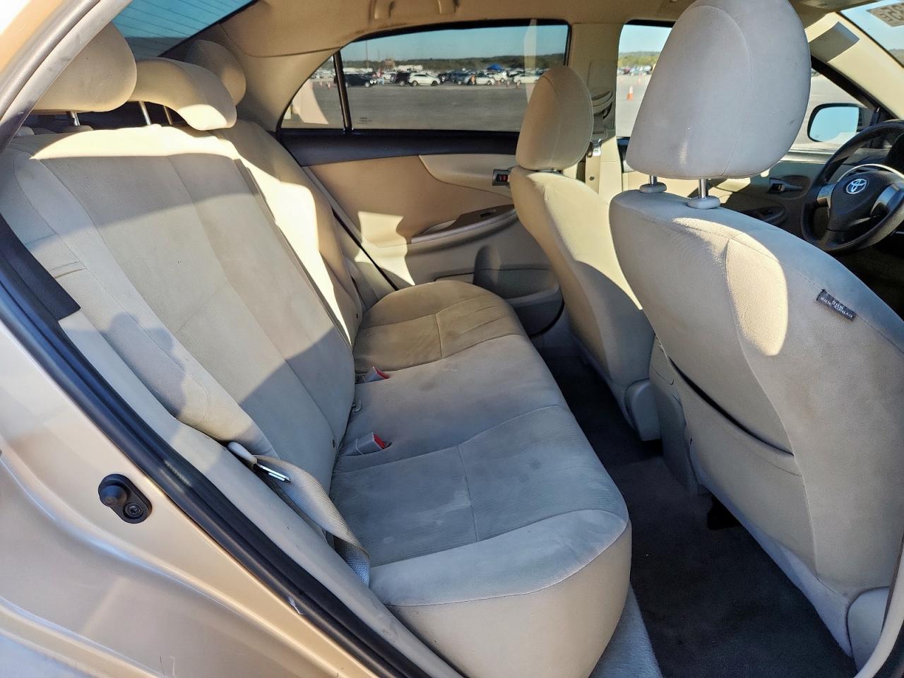 Toyota Corolla Base Image 7