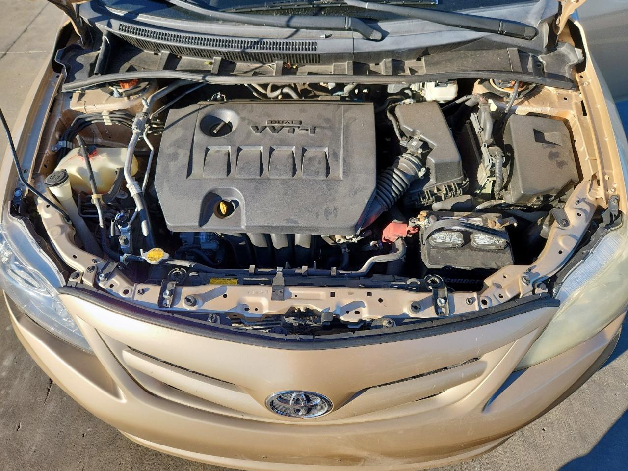 Toyota Corolla Base Image 9