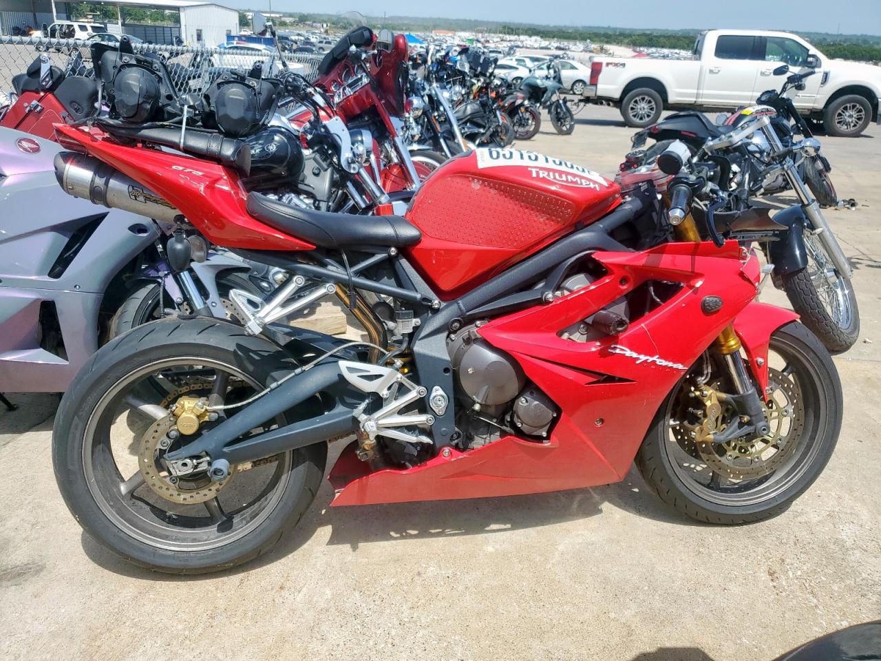 Triumph Motorcycle Daytona 675 Image 1