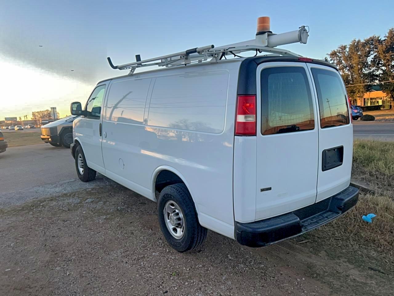 Chevrolet Express Image 5