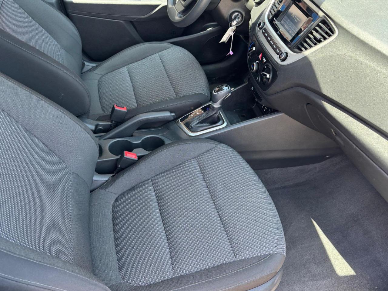 Hyundai ACCENT Se Image 4