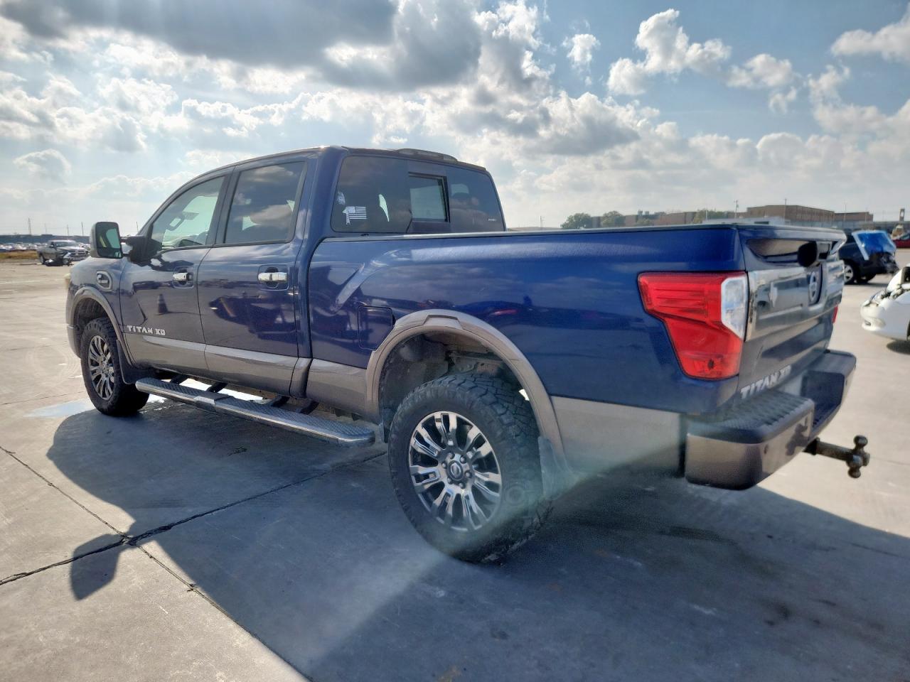 Nissan Titan Sl Image 4