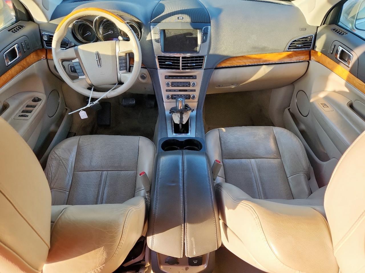 Lincoln MKT Image 13