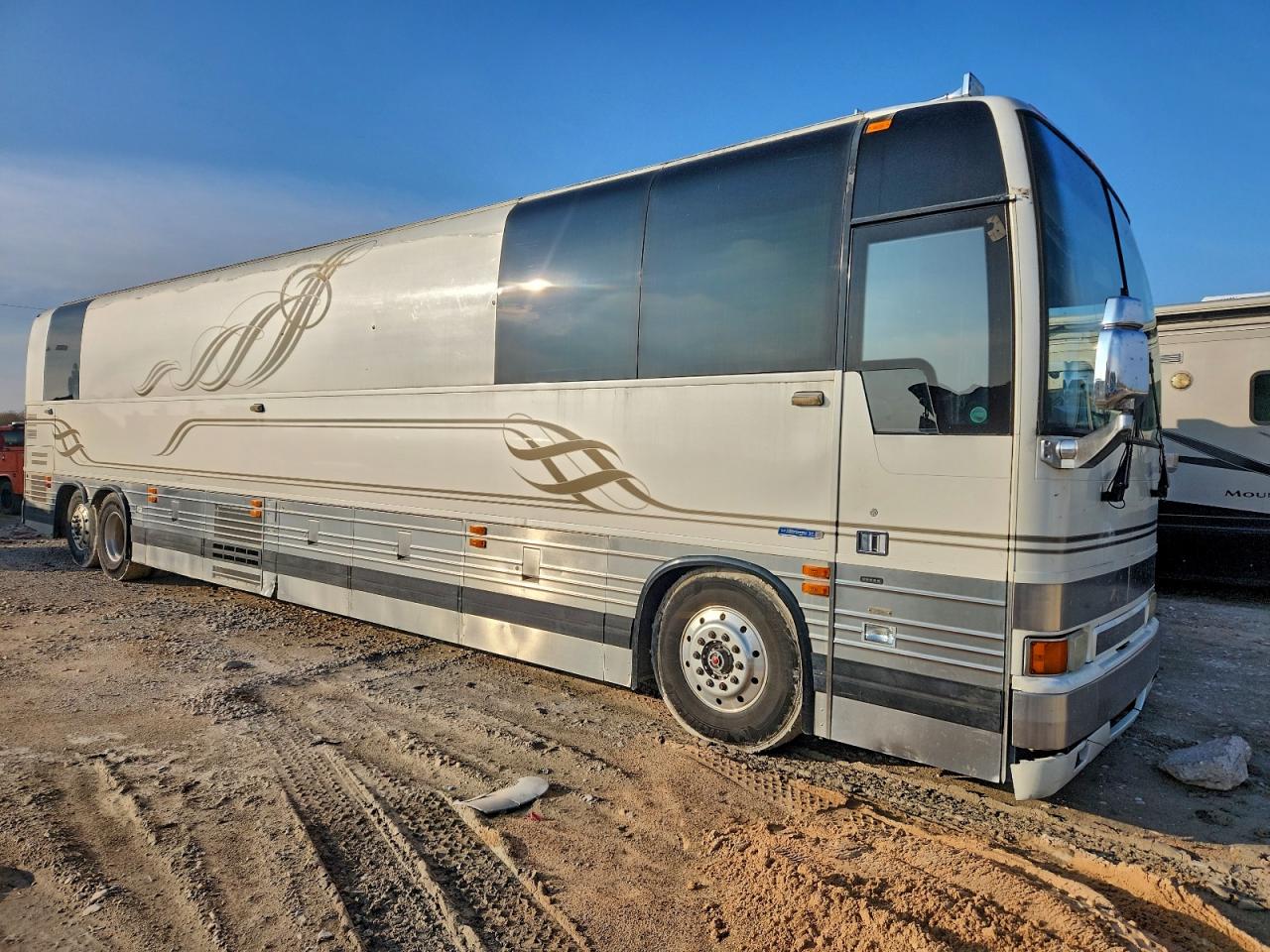 Prevost Bus Image 1