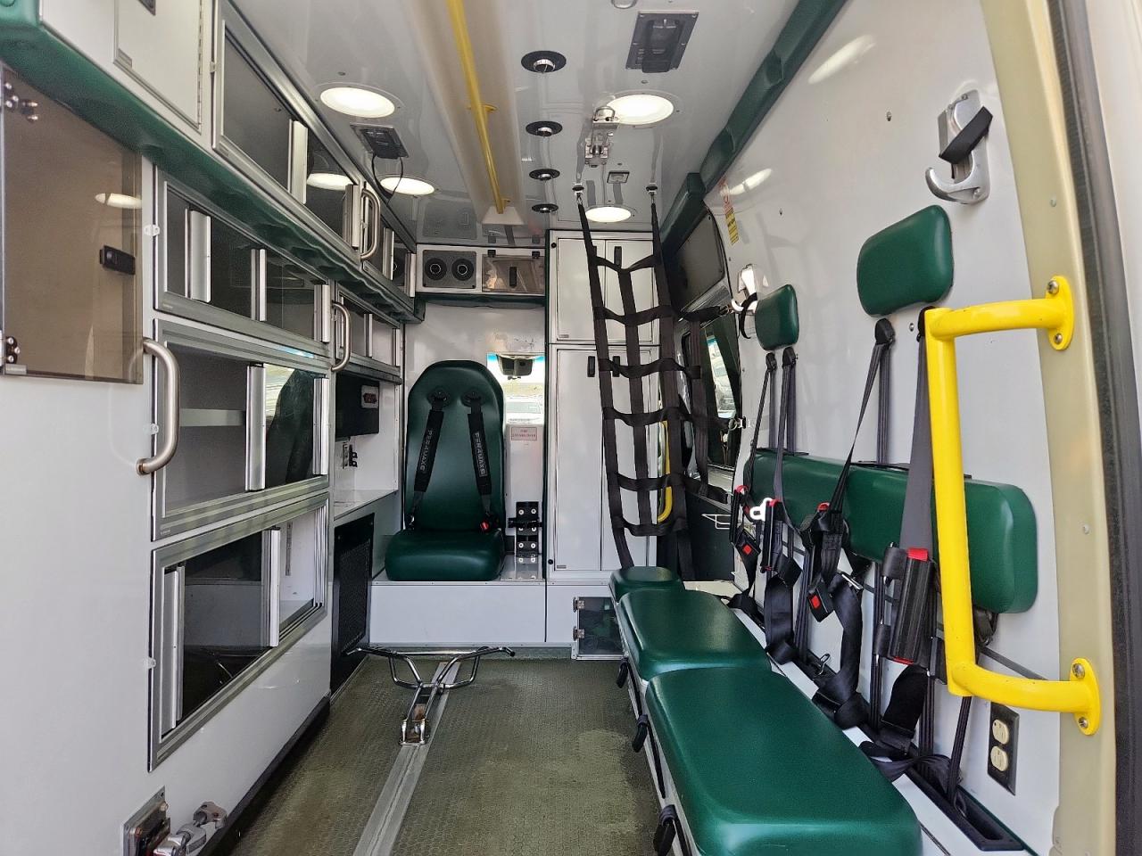 Mercedes-Benz Sprinter 2500 Image 11