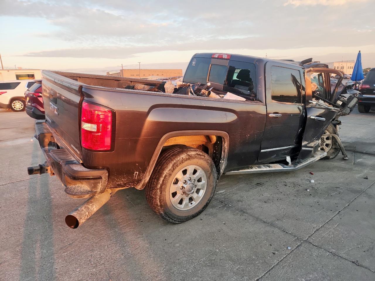 GMC Sierra K2500 Denali Image 2