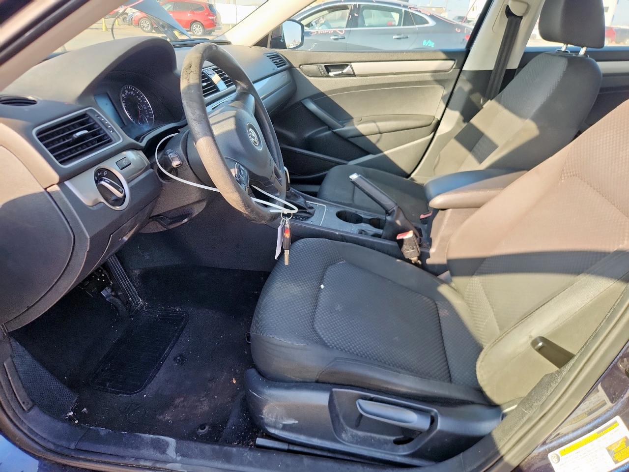 Volkswagen Passat S Image 9