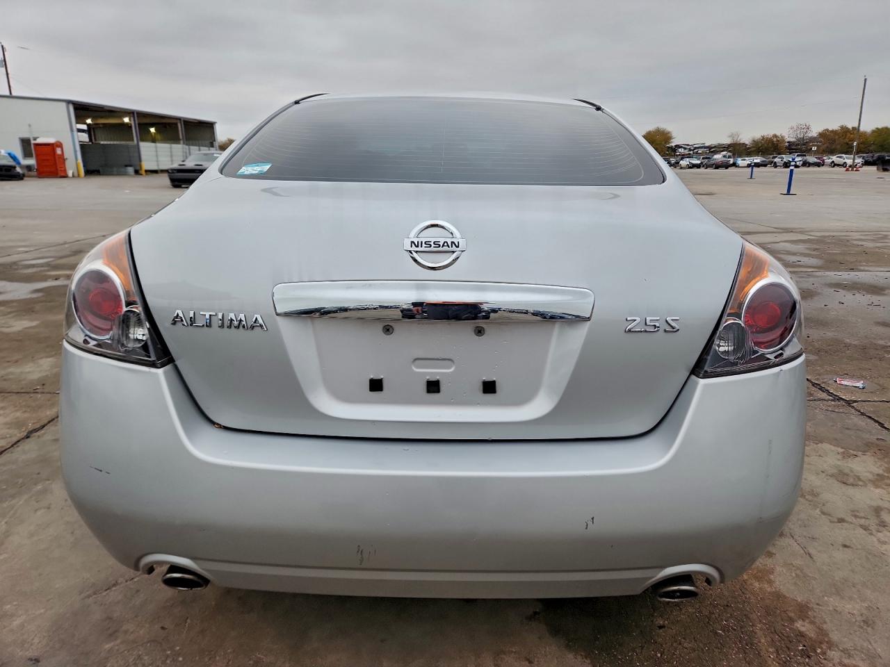 Nissan Altima Base Image 13