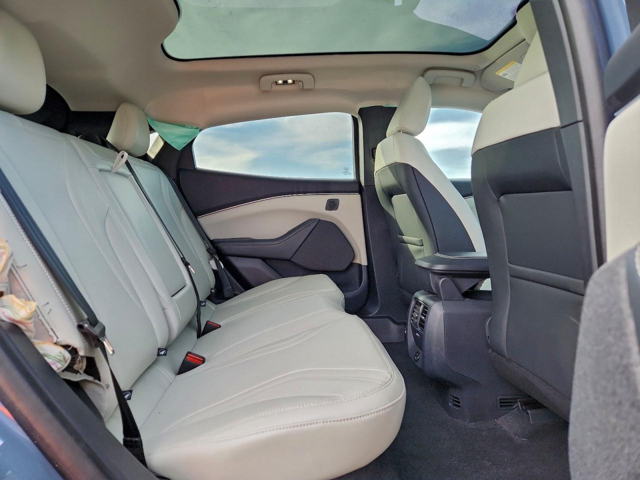 Ford Mustang Premium Image 9