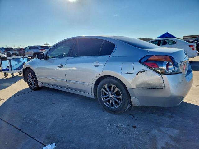 Nissan Altima Base Image 2