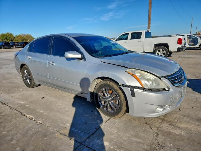 Nissan Altima Base Image 11