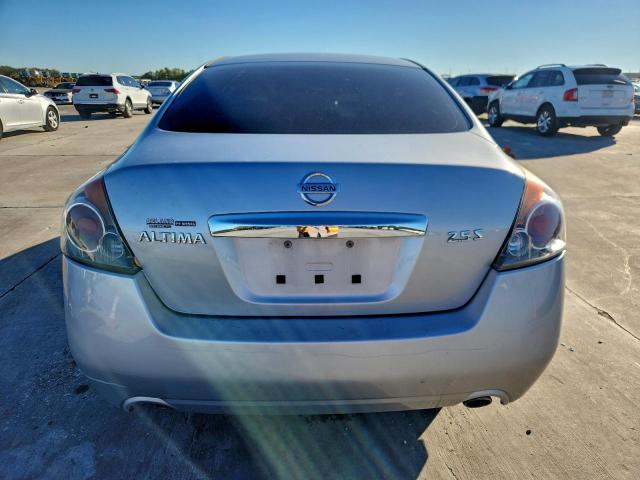 Nissan Altima Base Image 10