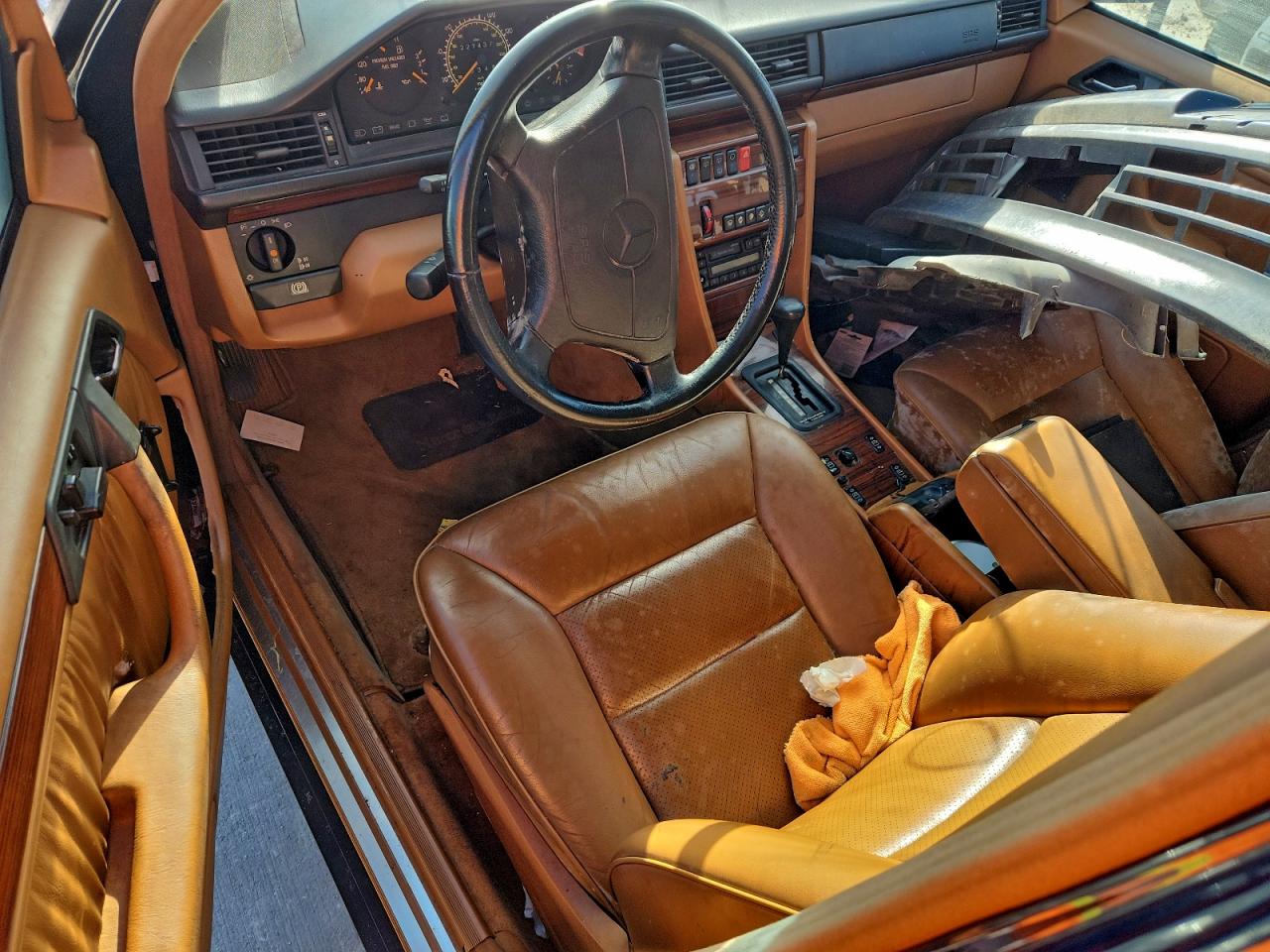 Mercedes-Benz E-Class 320 Image 8