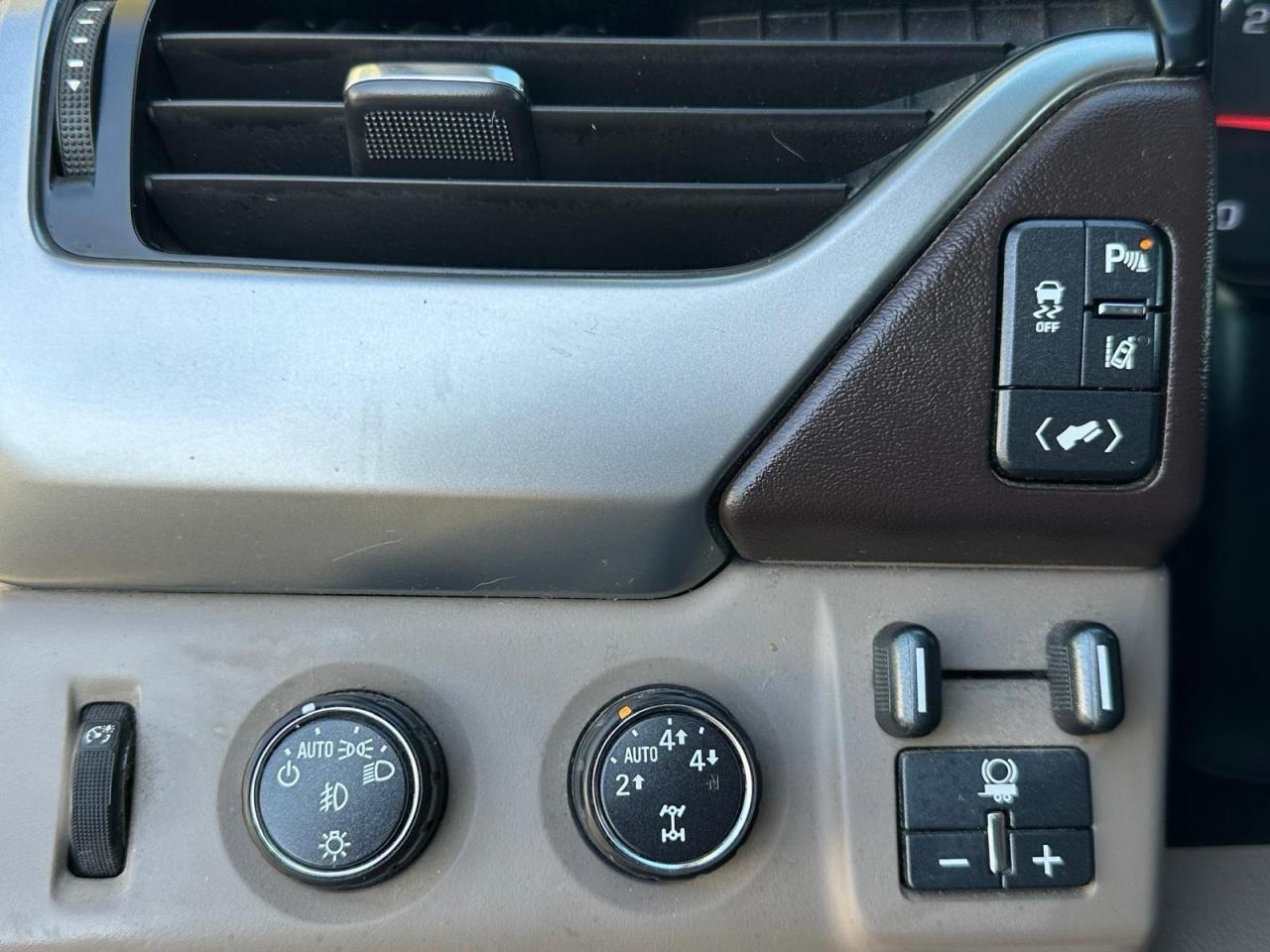 Chevrolet Suburban K1500 Ltz Image 13