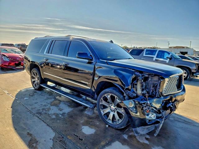 GMC Yukon Denali Image 12