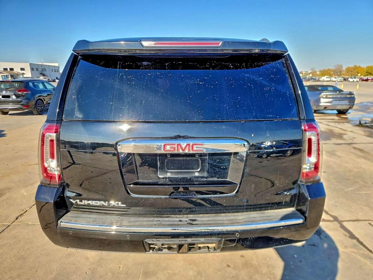 GMC Yukon Denali Image 3