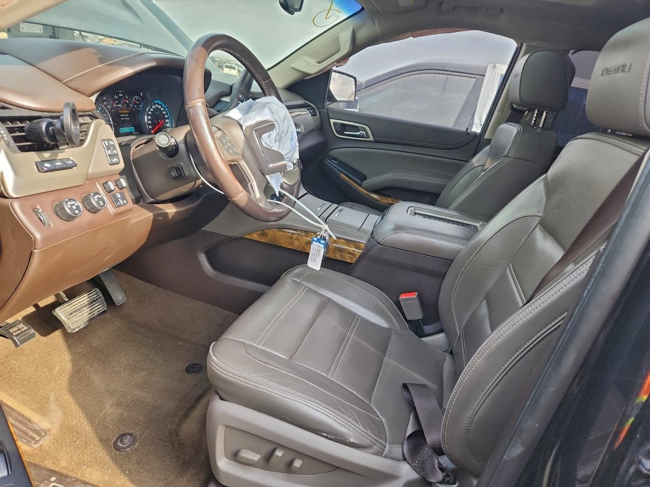 GMC Yukon Denali Image 10