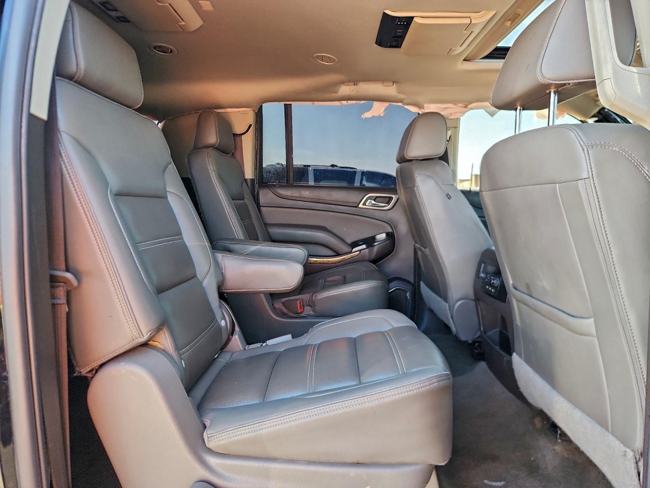 GMC Yukon Denali Image 6