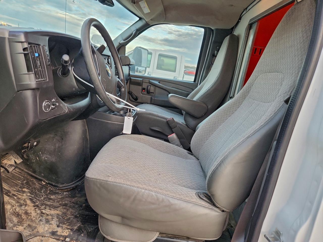 Chevrolet Express Image 11