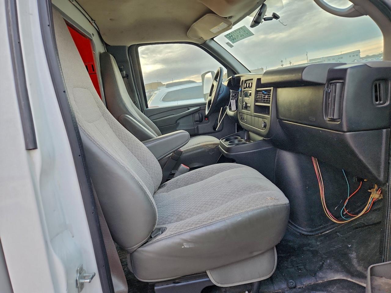 Chevrolet Express Image 6