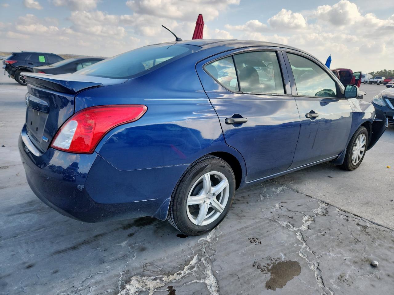 Nissan Versa S Image 2
