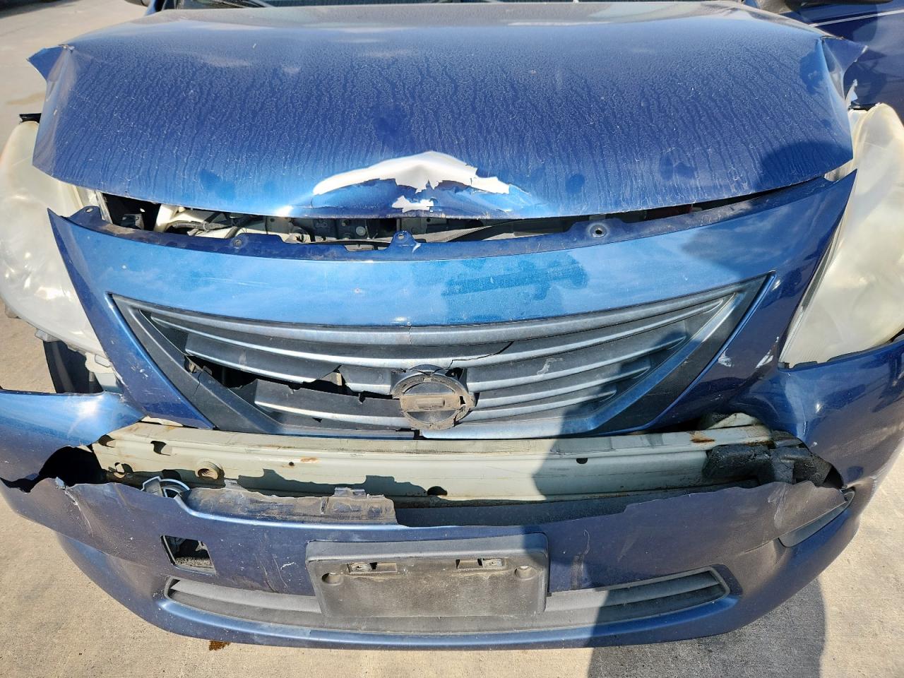 Nissan Versa S Image 8