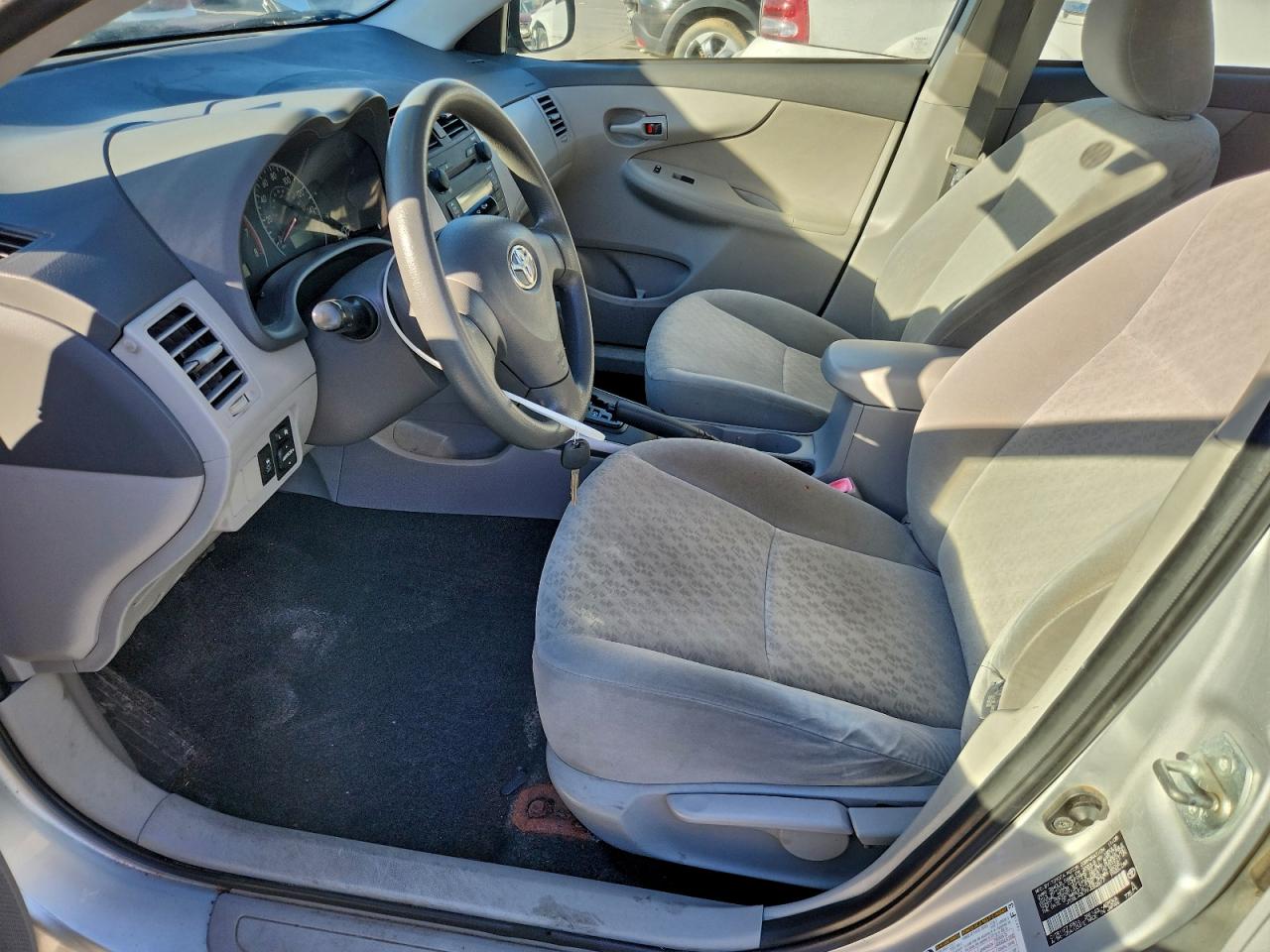 Toyota Corolla Base Image 6