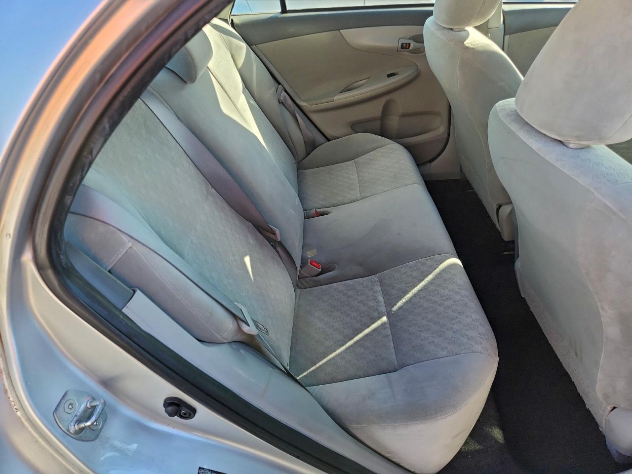 Toyota Corolla Base Image 7