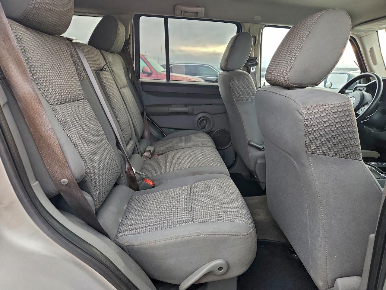 Jeep Commander Image 9