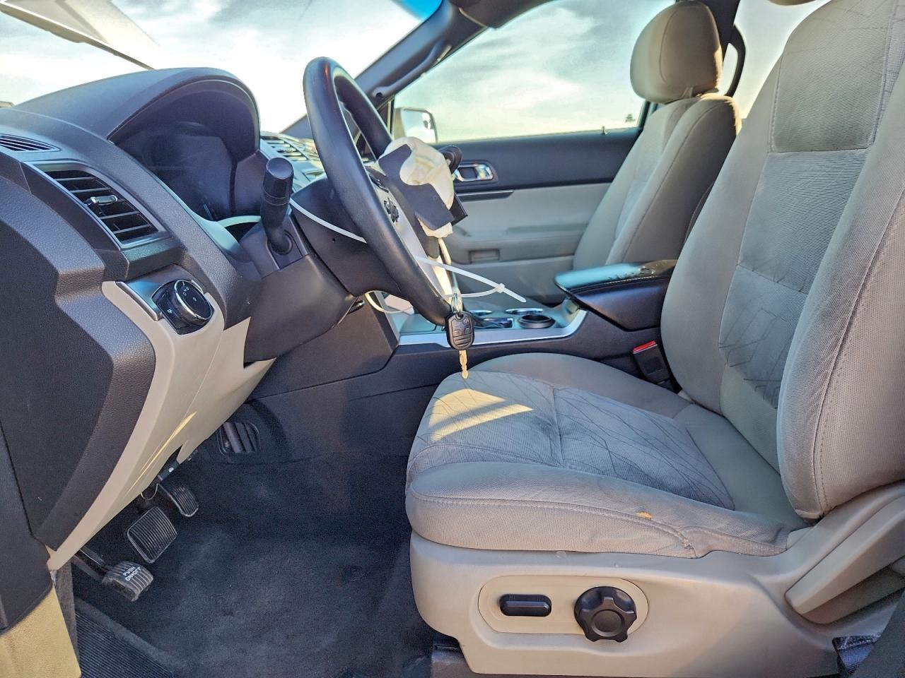 Ford Explorer Image 6