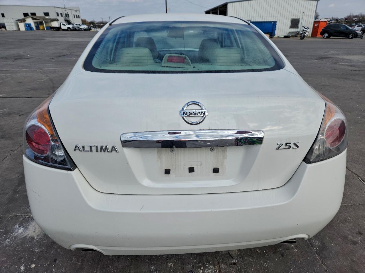 Nissan Altima Base Image 5